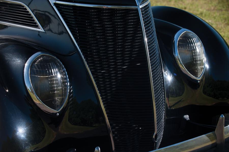  Ford DeLuxe Rumble Seat Cabriolet 1937 года  (фото 11 из 20)